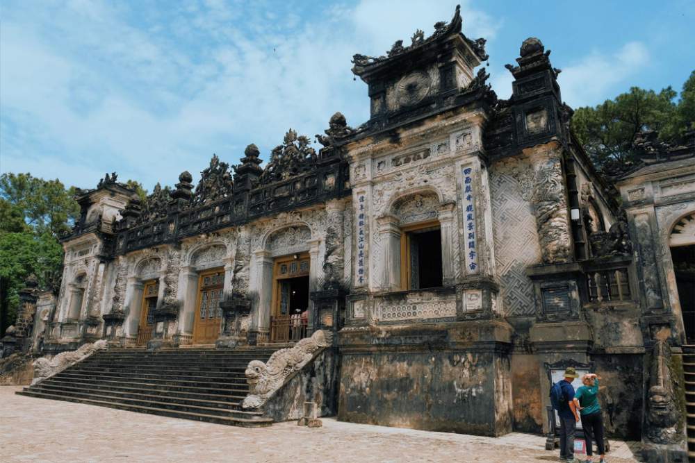 קבר חאי דין (Khai Dinh) – שיא הפאר והקיטש המלכותי